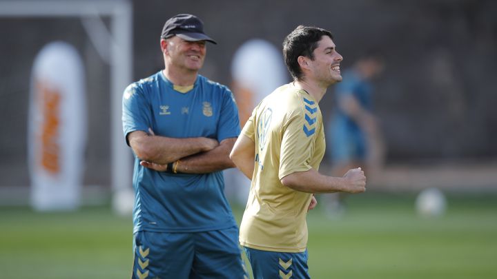 Pepe Mel y Sergio Ruiz, entrenador y ex jugador de Las Palmas, durante una sesión de entrenamiento.