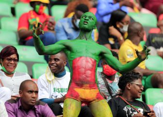 La afición de Camerún celebra el pase a octavos de final