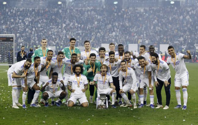 Los jugadores del Real Madrid celebran la conquista de la Supercopa de España 2022 sobre el césped del estadio Rey Fahd de Riad (Arabia Saudí).