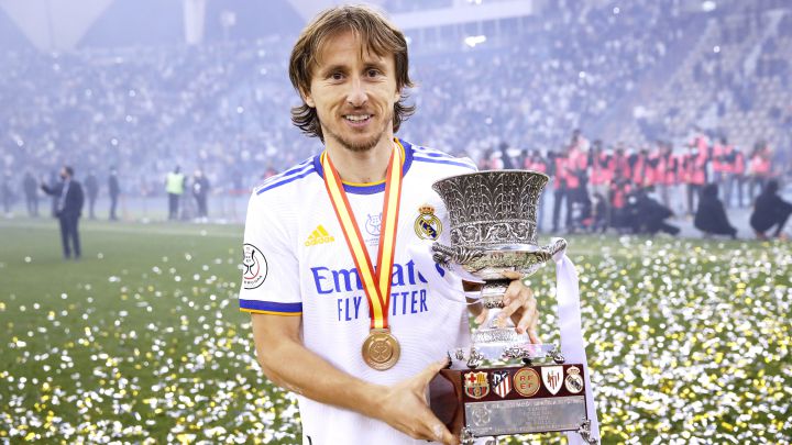 Luka Modric posa con el trofeo de campeón de la Supercopa de España que conquistó el Real Madrid.