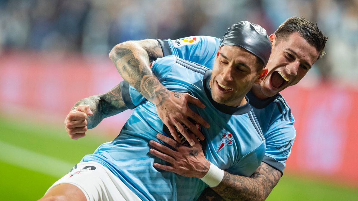Hugo Mallo y Santi Mina celebral el gol del primero contra Osasuna