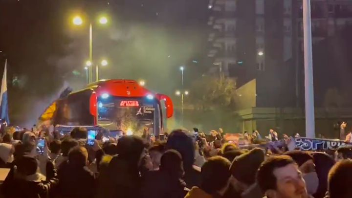 La tensa llegada del Atleti al estadio que ha acabado con tres cristales del bus rotos