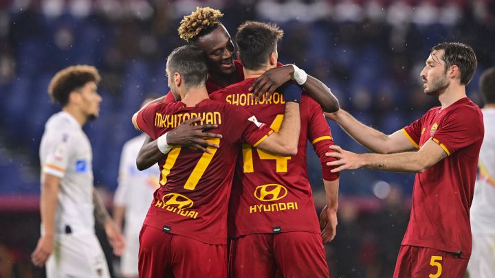 Los jugadores de la Roma celebran un gol