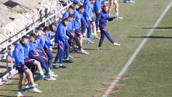 Los futbolistas del Atlético, concentrados, en un ejercicio del último entrenamiento antes de recibir al Valencia en el Metropolitano.