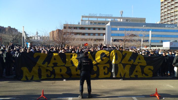El zaragocismo, bajo el lema 'Zaragoza merece más', se ha manifestado antes del partido contra el Valladolid.