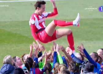 A veces el fútbol deja cosas tan bonitas como esta: las jugadoras del Barça manteando a Torrecilla