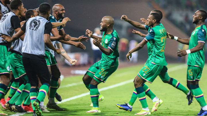 El delantero de Comoras Ahmed Mogni celebra con sus compañeros el segundo gol de su equipo ante Ghana.