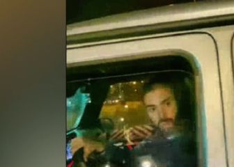La escena tiene a los atléticos echando humo: Carrasco va a regalar su camiseta y vean lo que hace el policía
