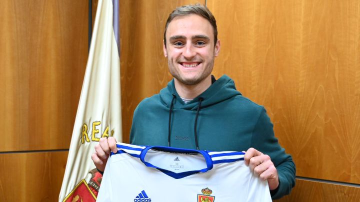 Lasure posa con una camiseta del Real Zaragoza tras firmar su renovación hasta 2023.