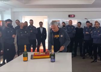 Fiesta total en el vestuario de la Roma por el cumpleaños de Mourinho
