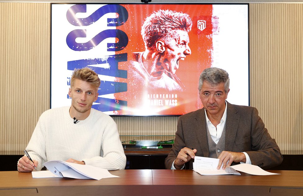 Daniel Wass firma el contrato acompañado por Miguel Ángel Gil Marín.