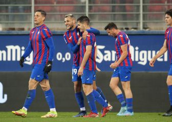 El Eibar pasa del infierno al cielo en diez minutos con Stoichkov