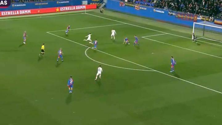 El 9 de Raúl: el zurdazo impresionante que silenció al Johan Cruyff en el mini Clásico