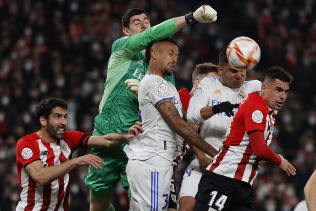 Courtois despeja en un salto con Militao, Casemiro y Dani García.