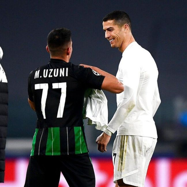 Cristiano le cambió la camiseta a Uzuni.