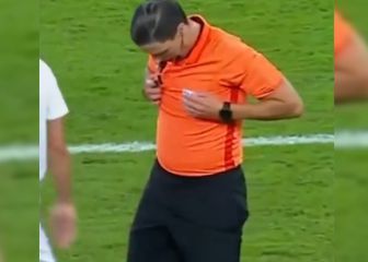 Un árbitro olvida las tarjetas y se da cuenta en pleno partido: así lo resolvió el embrollo