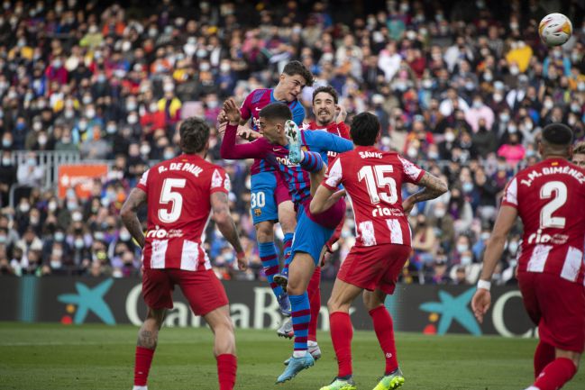 Gavi remata de cabeza en un nuevo gol encajado a partir de un centro lateral.