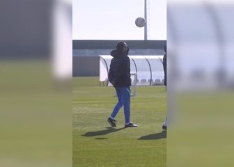 Xavi se anima en el entrenamiento con un balón y se marca esta delicia
