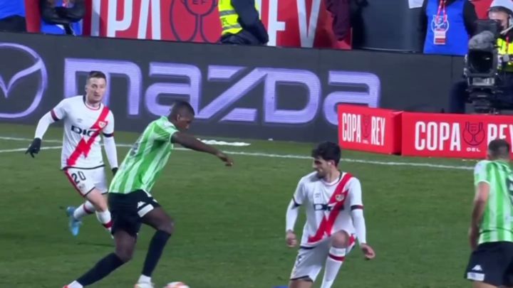 Directo al olimpo de los mejores caños del fútbol: locura total lo de Carvalho en el gol del Betis