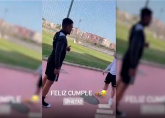 La broma total a Falcao de sus compañeros por su cumpleaños