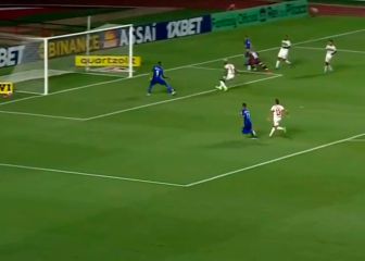 ¿Qué puede salir mal? Sin portero, sin defensas y a dos metros de la línea de gol