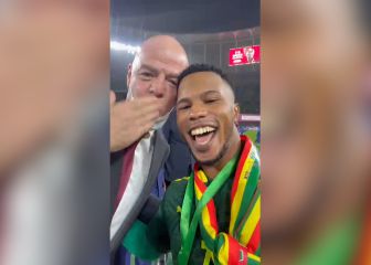 El momentazo en la celebración de la Copa África: Infantino, Keita Baldé y el beso a la cámara