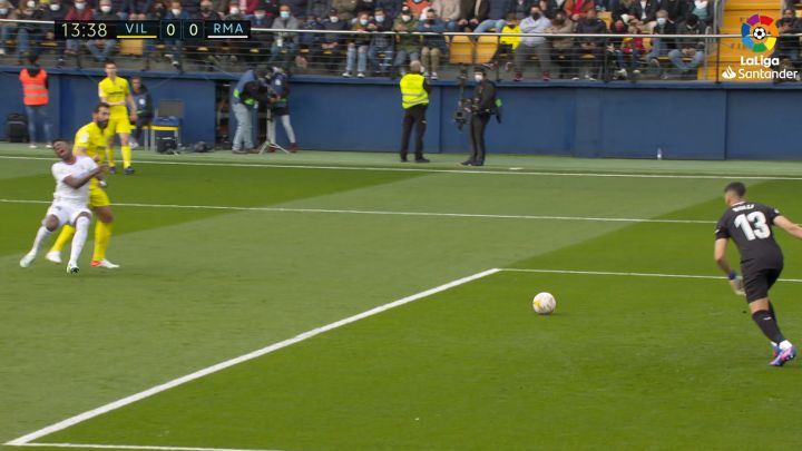 Se va a hablar semanas de esto: el choque de Albiol a Vinicius en el que no se pitó penalti