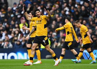 Raúl Jiménez alarga la agonía Spurs