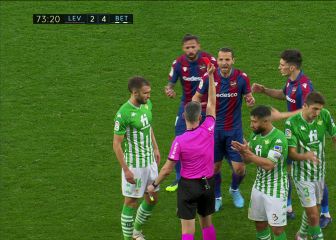 La roja a Soldado por clavarle los tacos a Carvalho y una reacción todavía peor