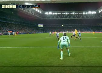 ¡Adama Traoré es un pelotazo! Vuelve a ser decisivo con este centro en el 96' a Luuk de Jong