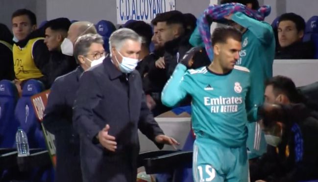 Desaire de Ceballos con Ancelotti antes de entrar en el minuto 85.
