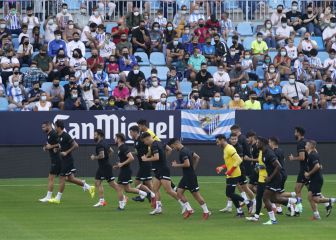 Aficionados del Málaga protestan en las puertas de La Rosaleda