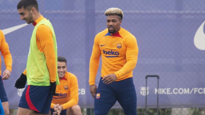 Adama entra por Dembélé