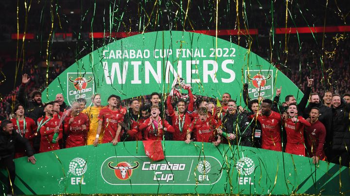 Los jugadores del Liverpool levantan la Carabao Cup tras ganarle al Chelsea en la final.