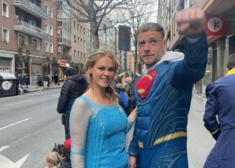 A falta de fútbol, Guidetti disfruta del Carnaval vestido de Superman