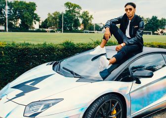 La increíble colección de coches de Aubameyang que muestra en sus redes