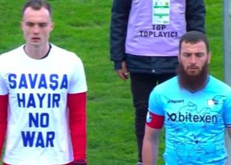 Se niega a vestir la camiseta contra la guerra: 