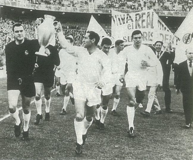 Betancort y Gento brindan a la afición congregada en el Bernabéu la sexta Copa de Europa, conquistada con once españoles en el once.