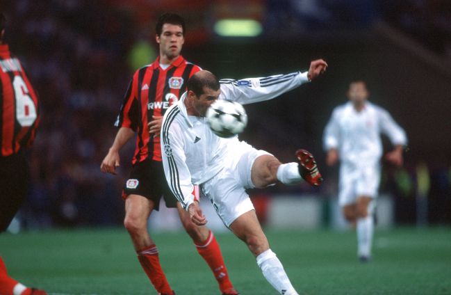 La volea de Zidane en la final de la Octava contra el Bayer Leverkusen en Glasgow.