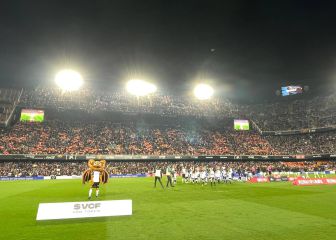 Tifo con el lema 'bronco' y 40.000 banderas para dar colorido
