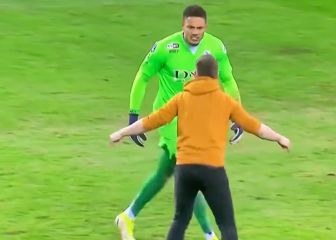 Le agreden, se aplaza el partido y un espontáneo salta al campo y se encara con él