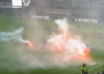 El Benfica gana con remontada y con lanzamiento de bengalas