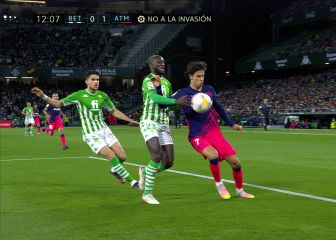 ¿De verdad no es penalti? La mano no pitada en el Betis-Atleti que es muy difícil de entender