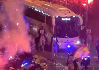 Un recibimiento bestial: la locura de la afición con el bus del Real Madrid en el Bernabéu
