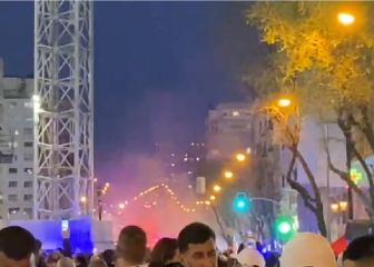 Ambientazo en el Bernabéu con la llegada del autobus del PSG