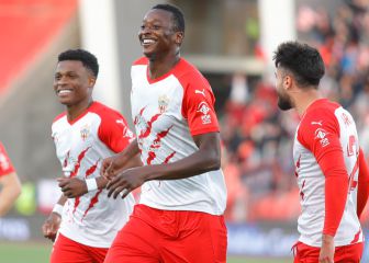 El Almería se deja el liderato en un partido de locura