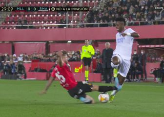 La polémica en Son Moix: sin amarilla a Casemiro, sin roja a Maffeo...