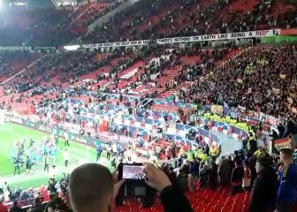 La celebración de los jugadores del Atlético con los fans colchoneros en Old Trafford
