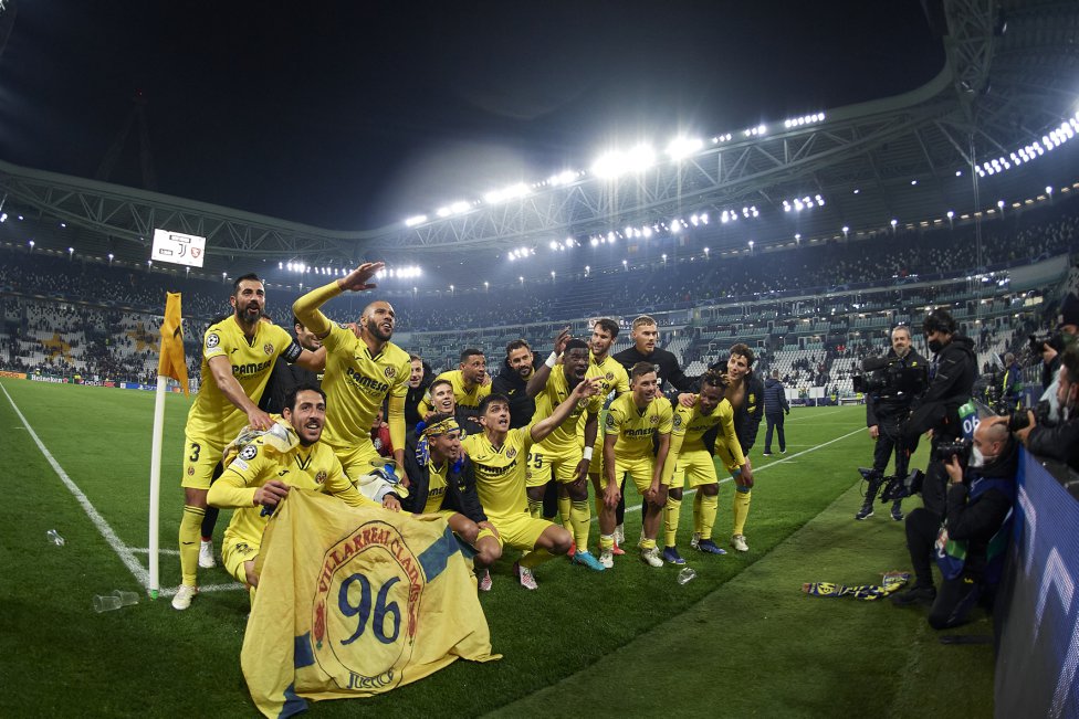 Los jugadores del Villarreal celebran la victoria y la clasificación.