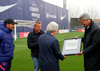 El Atleti homenajea a Cerezo por sus mil partidos presidente